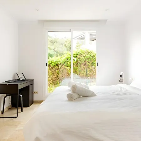 Luxury & Sunny With Breathtaking View In Marbella East