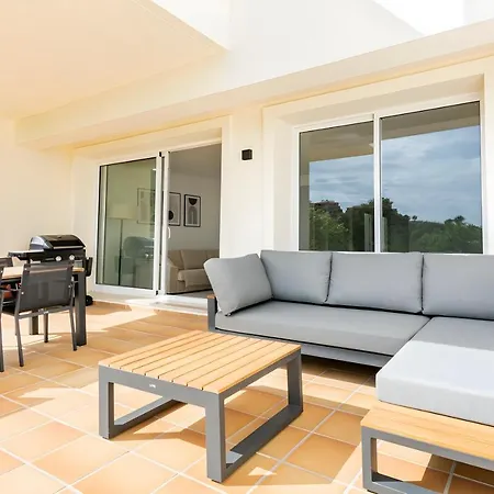 Luxury & Sunny With Breathtaking View In Marbella East *